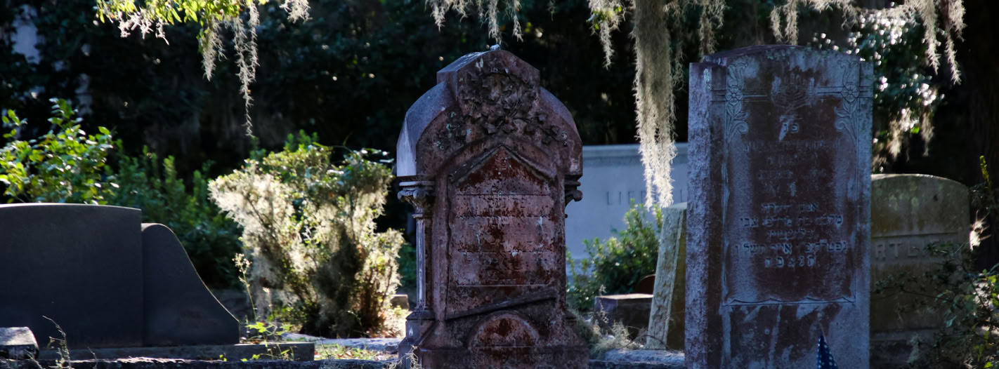 Verwunschener Friedhof mit alten Grabsteinen. Licht und Schatten
