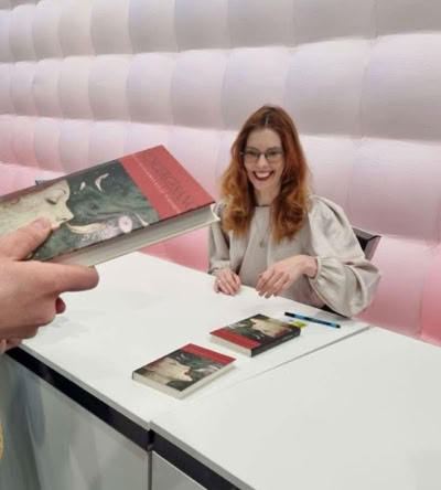 Nicola Quaß signiert ihren Roman Hungergesang auf der Leipziger Buchmesse