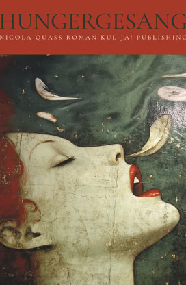 Cover des Romans HUNGERGESANG von Nicola Quaß: Eine stilisierte Frauenfigur mit geschlossenen Augen und rot geschminkten Lippen öffnet den Mund, um eine weiße Feder zu empfangen. Weitere Federn treiben vor einem dunkelgrünen, wasserähnlichen Hintergrund. Das Motiv symbolisiert Verlangen, Hingabe und Sprachlosigkeit. Erschienen bei KUL-JA! Publishing.