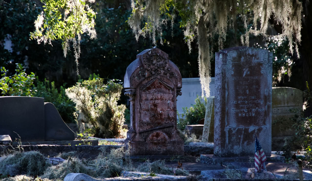 Verwunschener Friedhof mit alten Grabsteinen. Licht und Schatten