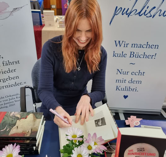 Nicola Quaß signiert Hungergesang Nicola Quaß signiert ihren Roman Hungergesang auf der Mainzer Büchermesse