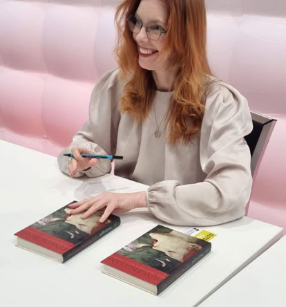 Nicola Quaß signiert ihren Roman Hungergesang