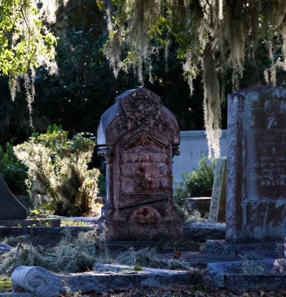 Verwunschener Friedhof mit alten Grabsteinen. Licht und Schatten